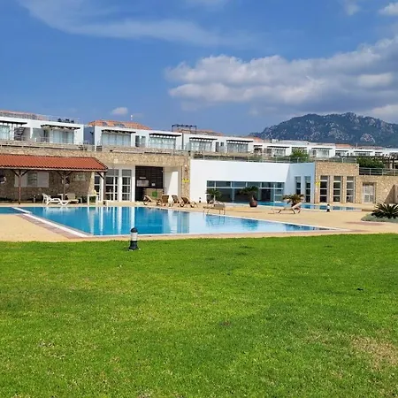 Sea And Mountain View Beachfront Penthouse شقة